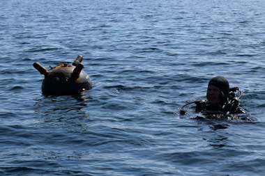 Direcţia Hidrografică Maritimă recomandă navelor care merg spre şi dinspre porturile româneşti de la Marea Neagră să urmeze rute cu o lăţime a pasei de 2 mile marine, pentru evitarea riscurilor legate de prezenţa unor mine marine în derivă 
