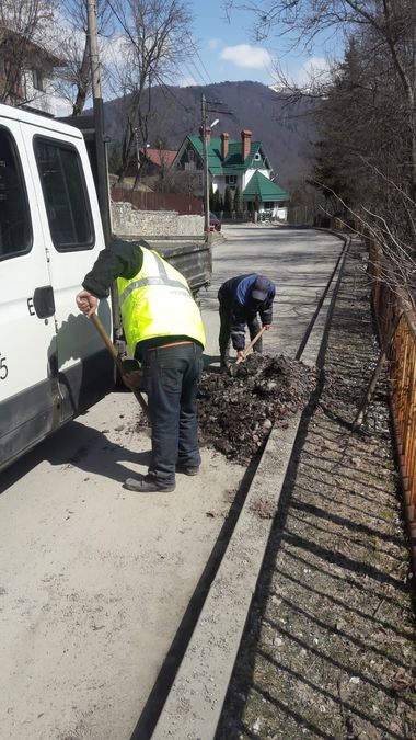 Autorităţile din Sinaia reciclează materialul antiderapant folosit în sezonul rece - FOTO