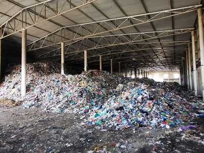 Prahova: Firmă care colectează deşeuri, amendată pentru că a făcut stocuri de reciclabile
