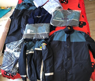 Sindicaliştii din Poliţie reclamă că absolvenţii şcolilor de agenţi au primit uniforme mai mici sau mai mari, deşi s-au făcut probe pentru ele - Cei aproximativ 1.800 de poliţişti încearcă în continuare să le schimbe între ei sau să le retuşeze 