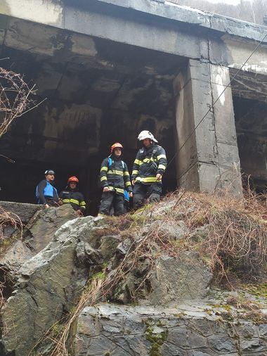 UPDATE Un accident în care au fost implicate trei bărci cu 22 de persoane a avut loc pe râul Jiu, în timpul unui concurs de rafting / Un bărbat a murit, iar o femeie cu hipotermie a fost transportată la spital - FOTO, VIDEO