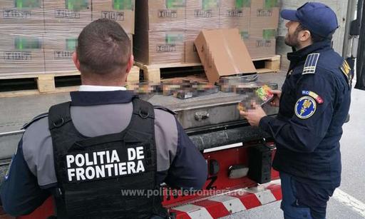 TIR încărcat cu peste 22 de tone de tutun de narghilea pentru care nu erau acte de provenienţă, în valoare de aproape  trei milioane de euro, descoperit la PTF Nădlac