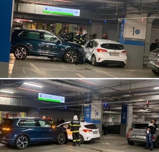 Cinci autoturisme implicate într-un accident, în parcarea subterană de la AFI Cotroceni / Două persoane au fost transportate la spital