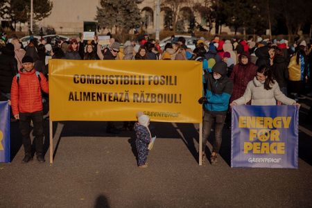 Greenpeace cere Guvernului României oprirea finanţării războiului din Ucraina, prin renunţarea la gazul, petrolul sau cărbunele din Rusia: România nu îşi asumă încă o astfel de decizie 

 