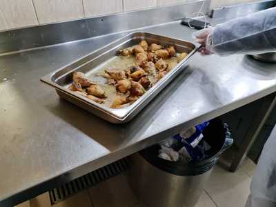 ANPC a controlat blocurile alimentare la trei spitale din Bucureşti. Două cantine au fost închise temporar, fiind oprit şi serviciul unei firme de catering până la remedierea deficienţelor - FOTO, VIDEO