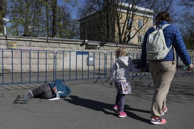 Proteste în faţa Ambasadei Rusiei, unde se scandează "Putin, criminal"/ Un bărbat s-a întins pe jos, cu mâinile legate la spate, precum victimele de la Bucea - FOTO