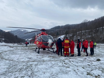 Continuă căutarea ucrainenilor care s-au rătăcit în zona montană, la graniţă - Un elicopter survolează zona / Un bărbat a fost găsit de către grănicerii din Ucraina / El are picioarele degerate şi nu se poate deplasa