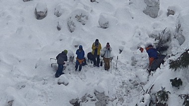 Bărbatul găsit în Ucraina de grănicerii din ţara vecină, recuperat din zona montană cu un elicopter SMURD / Victima are degerături la picioare şi a fost transportată la spital - VIDEO
