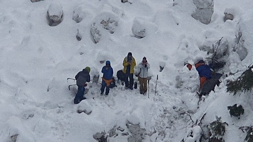 Bărbatul găsit în Ucraina de grănicerii din ţara vecină, recuperat din zona montană cu un elicopter SMURD / Victima are degerături la picioare şi a fost transportată la spital - VIDEO