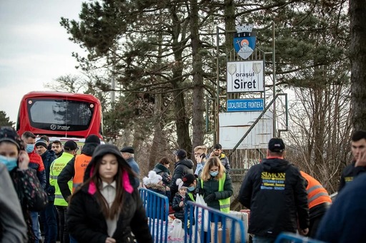Copii ucraineni împreună cu mamele lor au oferit flori în Bucureşti mulţumind pentru sprijinul acordat refugiaţilor - VIDEO