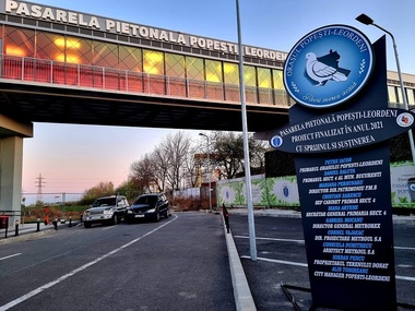 La un an de la inaugurarea unei pasarele, Primăria Popeşti - Leordeni a instalat un totem cu numele a 10 persoane implicate în proiect, primul fiind primarul / Explicaţiile city-managerului / Reacţiile localnicilor - FOTO