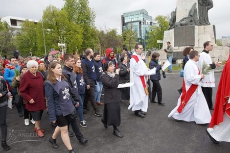 Procesiune pe străzile Capitalei, pentru a marca sărbătoarea Floriilor în Biserica Catolică, pentru prima dată de la declanşarea pandemiei / Restricţii de trafic 
