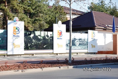 Imaginile cu Nicolae Ceauşescu, dar şi cele cu primarul Constantin Toma, înlăturate noaptea trecută de pe Calea Eroilor din municipiul Buzău/ Liderul PNL Buzău: Noaptea ca hoţii! Aşa a dat jos primarul Toma pozele cu Nicolae Ceauşescu - FOTO