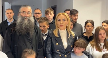 Firea a prezentat, la un centru pentru copii abandonaţi din Prahova, care găzduieşte şi refugiaţi, măsurile luate pentru copiii în situaţii dificile: Putem anunţa dublarea alocaţiei pentru hrană, creşterea la 150 de lei a cheltuielilor personale