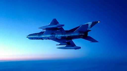 UPDATE - Constanţa: Un MIG-21 Lancer, care decolase pentru un exerciţiu de antrenament, a primit un semnal din panoul de bord că trenul de aterizare nu s-ar fi închis complet / Precizările MApN  