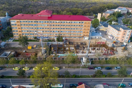 Preşedintele CJ Buzău, în vizită pe şantierul extinderii Unităţii de Primiri Urgenţe a Spitalului Judeţean / Constructorul promite că lucrarea va fi finalizată înaintea termenului, care este decembrie 2023 