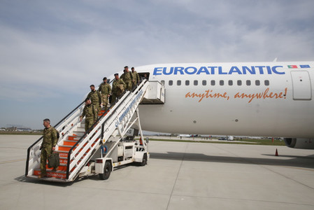 Primii militari din detaşamentul din Portugalia au ajuns în România, la Baza 90 Transport Aerian, pentru întârirea Flancului Estic al NATO 