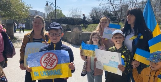 UPDATE - Constanţa - Aproximativ 200 de femei şi copii din Ucraina au protestat în faţa sediului Consulatului general al Federaţiei Ruse. Mesajul lor pentru Vladimir Putin - FOTO, VIDEO