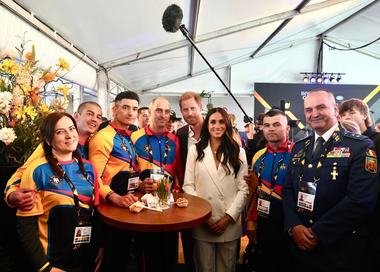 MapN: Prinţul Harry al Marii Britanii şi soţia sa Meghan au stat de vorbă cu militarii români din Invictus Games