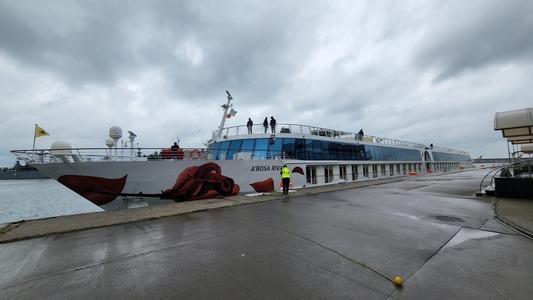 Navă fluvială cu 121 de turişti la bord, escală în Portul Constanţa 