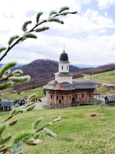 Episcopia Maramureşului şi Sătmarului: Reclamaţia pentru agresiune sexuală la adresa stareţului de la mânăstirea din Petrova, venită din partea unei persoane instabile emoţional, este o intenţie de discreditare 