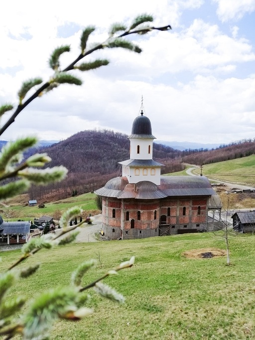 Episcopia Maramureşului şi Sătmarului: Reclamaţia pentru agresiune sexuală la adresa stareţului de la mânăstirea din Petrova, venită din partea unei persoane instabile emoţional, este o intenţie de discreditare 