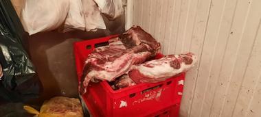Amenzi de aproape 400.000 de lei, date de ANPC după controale în Hala Obor/ Peste 800 de kilograme de carne, oprite de la vânzare până în prezent - FOTO