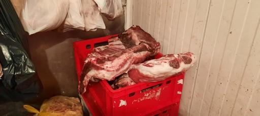 Amenzi de aproape 400.000 de lei, date de ANPC după controale în Hala Obor/ Peste 800 de kilograme de carne, oprite de la vânzare până în prezent - FOTO