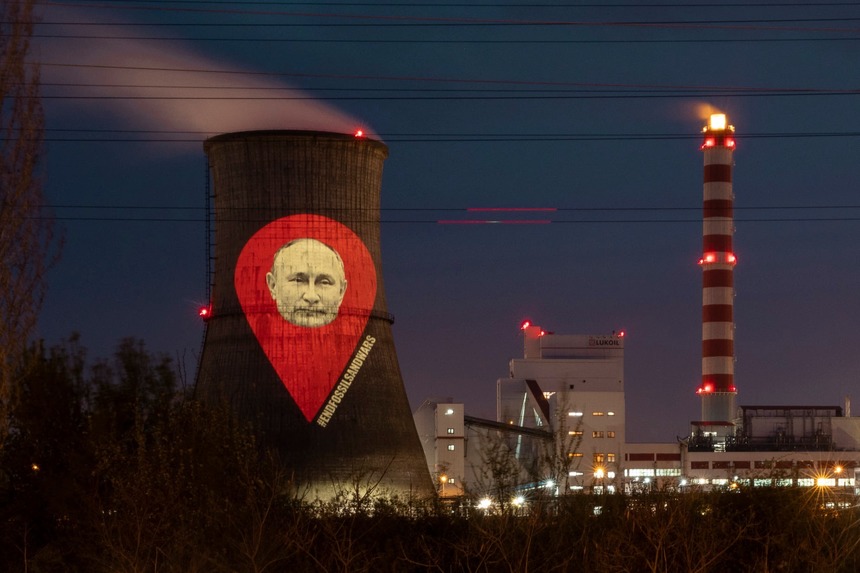 Protest organizat de Greenpeace la rafinăria Lukoil din Ploieşti - Activiştii au proiectat fotografia lui Vladimir Putin, transmiţând că firmele ruseşti de combustibil sunt ”pătate” de sângele ucrainenilor  - FOTO
