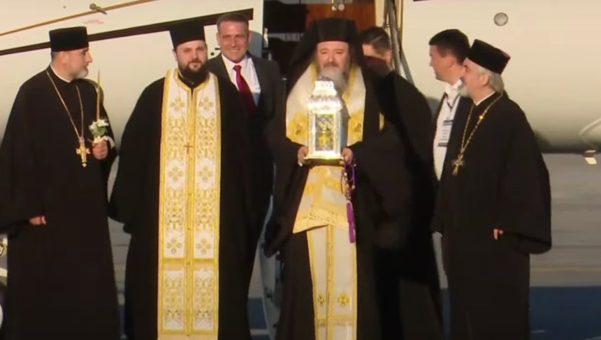 Sfânta Lumină de la Ierusalim a ajuns în România, la Aeroportul Otopeni. Lumina va ajunge în bisericile din întreaga ţară