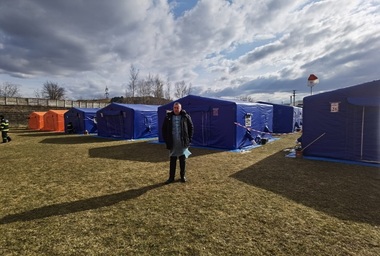 Un medic ucrainean stabilit în România de 2 ani îşi ajută semenii de peste graniţă. Dr. Vasile Banzar: Cu lacrimi în ochi vă spun că m-au impresionat copiii cu ghiozdane în spate care au fost luaţi de la căsuţa lor, unde dormeau la cald, aveau ce mânca - FOTO