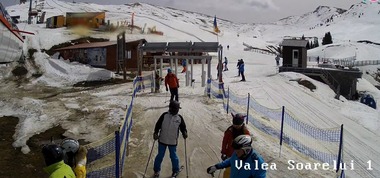Zeci de turişti petrec prima zi de Paşti pe pârtie, la Sinaia
