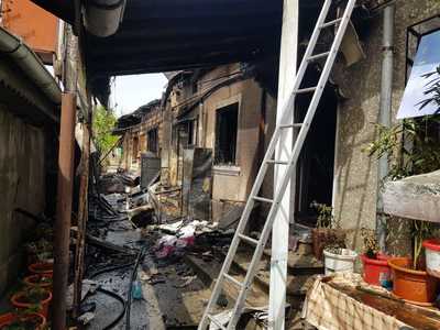Dolj: Două persoane intoxicate cu fum şi o casă distrusă, în urma unui incendiu pornit de la o lumânare