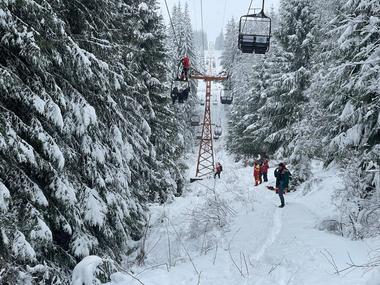 UPDATE Suceava: Aproximativ 50 de persoane sunt blocate în telescaunul din Vatra Dornei. Toate persoanele au fost coborâte în siguranţă la bază - VIDEO