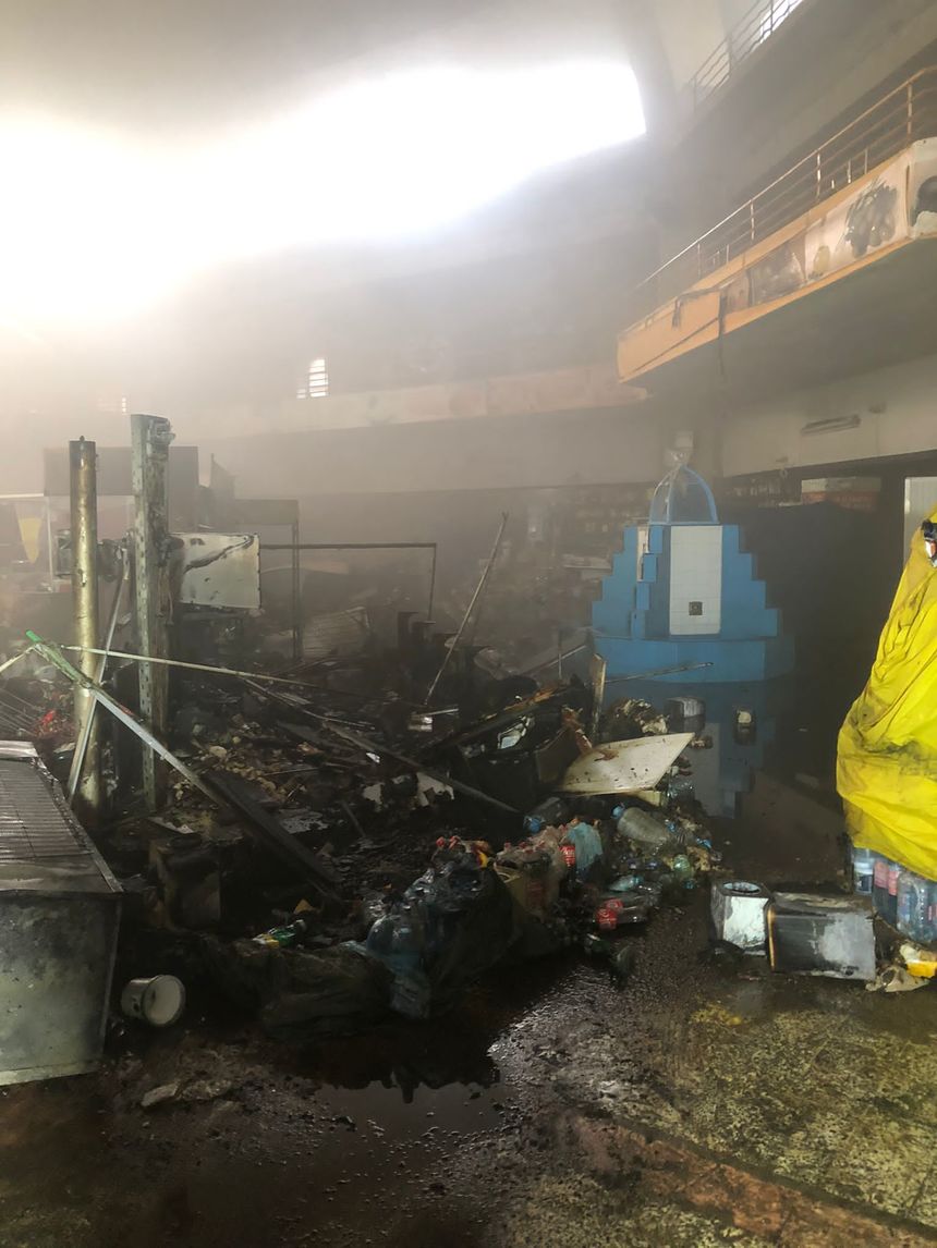 Incendiu în clădirea Halelor Centrale din Ploieşti. Două persoane au fost intoxicate cu fum - FOTO