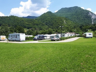 Camping.info - Campingurile din România au printre cele mai mici preţuri de cazare din Europa. Campingul Cheile Râşnoavei este cel mai popular / Cel mai mare preţ mediu este în Elveţia, iar cel mai mic în Albania