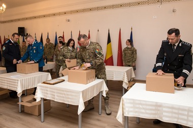 Ministerul Apărării: Cadouri pentru cei peste 1.700 de veterani de război şi văduvele de război 