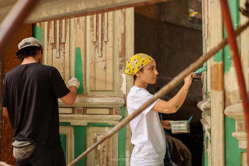 O asociaţie din Timişoara caută voluntari pentru a zugrăvi faţadele a zeci de case dintr-un sat/ Proiectul, ajuns la a patra ediţie, este unic în ţară - FOTO