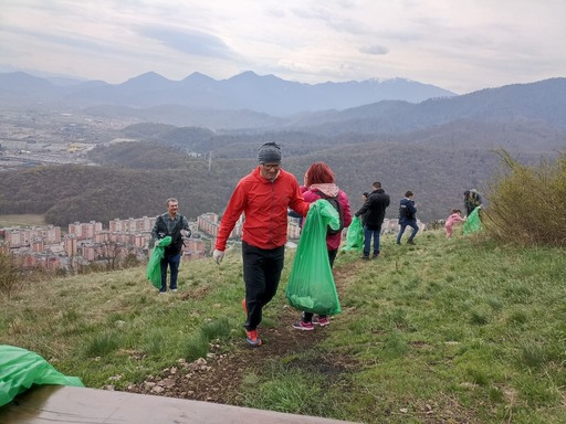 Braşov: Zeci de refugiaţi din Ucraina, voluntari în cadrul acţiunii "Curăţăm România", organizată la nivel naţional sub îndrumarea Ministerului Mediului