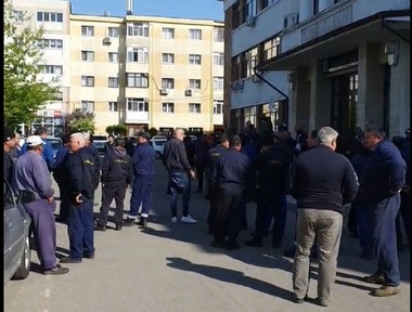 Protest la Uzina Mecanică Plopeni - oamenii cer majorări salariale şi menţinerea unor bonusuri - FOTO