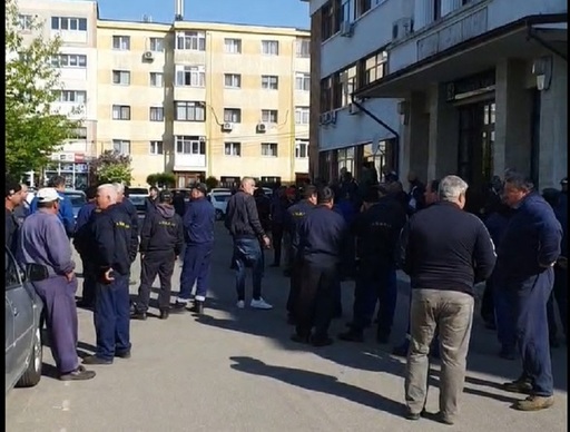 Protest la Uzina Mecanică Plopeni - oamenii cer majorări salariale şi menţinerea unor bonusuri - FOTO