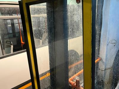 Peste 80 de autobuze, troleibuze şi tramvaie ale Societăţii de Transport Bucureşti, oprite temporar de la utilizare de către ANPC. Printre nereguli: geamuri sparte, podea înfundată, scaune deteriorate, mânere lipsă - FOTO, VIDEO