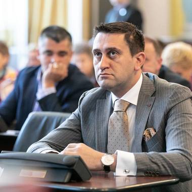Un comisar-şef de la Protecţia Consumatorilor susţine că maşini ale instituţiei nu vor mai putea circula pentru că nu mai au RCA. Preşedintele ANPC recunoaşte situaţia, afirmă că nu este una dramatică şi că se va remedia