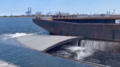 Greenpeace, după ce o barjă cu 1.700 de tone de cărbune s-a scufundat în Portul Constanţa: Autorităţile se pregătesc pentru un adevărat dezastru ecologic / Combustibilii fosili alimentează războiul din Ucraina şi susţin maşinăria de război a lui Putin 