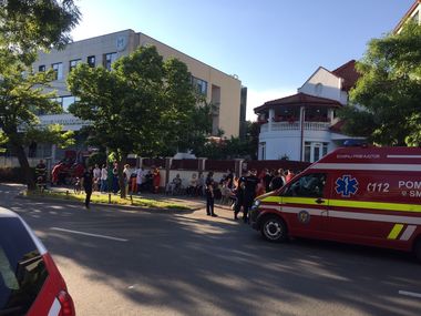 UPDATE - Degajare intensă de fum la un centru de dializă din Craiova / 21 de pacienţi, duşi la spital pentru monitorizare / Cauza incidentului 