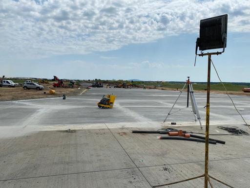 Zborurile pe Aeroportul din Oradea vor fi reluate duminică / Continuă lucrările la terminalul cargo - FOTO
