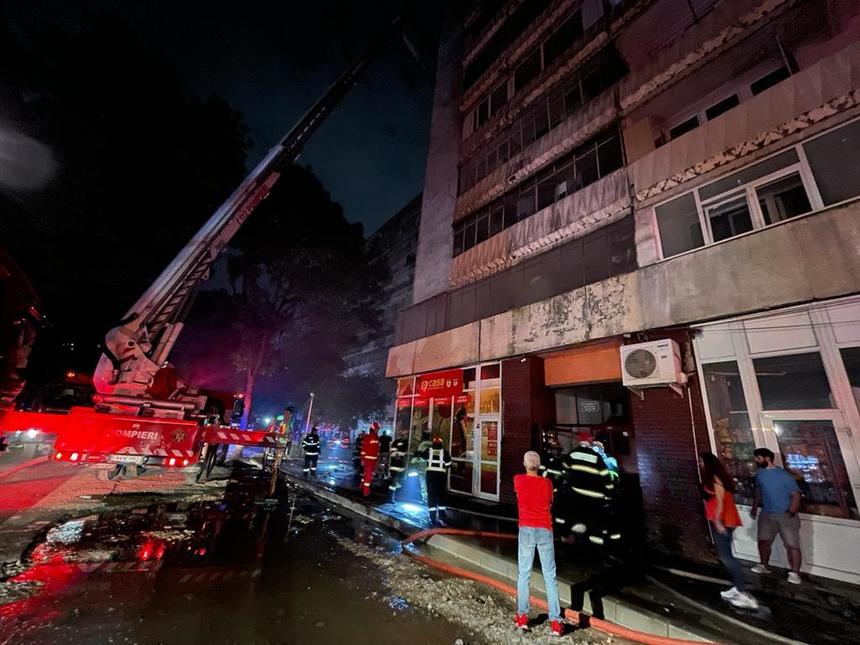 UPDATE Incendiu la faţada unui bloc din Sectorul 5 al Capitalei / Pompierii au stins faţada şi 112 persoane s-au autoevacuat / 8 persoane sunt asistate medical, iar una a fost transportată la spital - FOTO, VIDEO