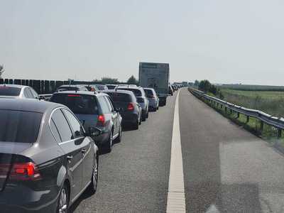 Trafic intens şi coloană de maşini formată pe A2, pe sensul de mers către Bucureşti, din cauza unor lucrări la rosturile de dilatare ale podului de peste râul Pasărea