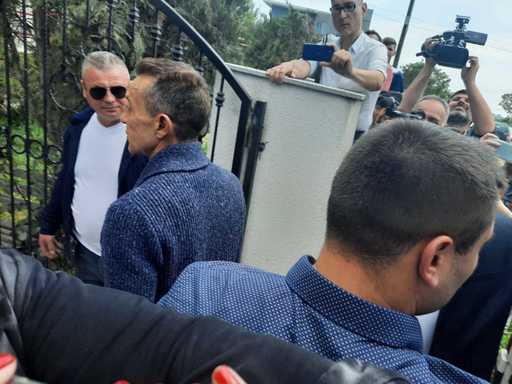 Mihai Mazăre, despre reîntâlnirea cu fraţii săi: Nu am mai fost toţi trei în aceeaşi încăpere de când s-a căsătorit Radu în penitenciar acum trei ani / Am vorbit cu amândoi, i-am luat în braţe - FOTO