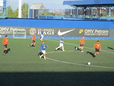 Militari NATO din baza de la Mihail Kogălniceanu, egalitate într-un meci de fotbal cu o echipă a Farului Constanţa - FOTO